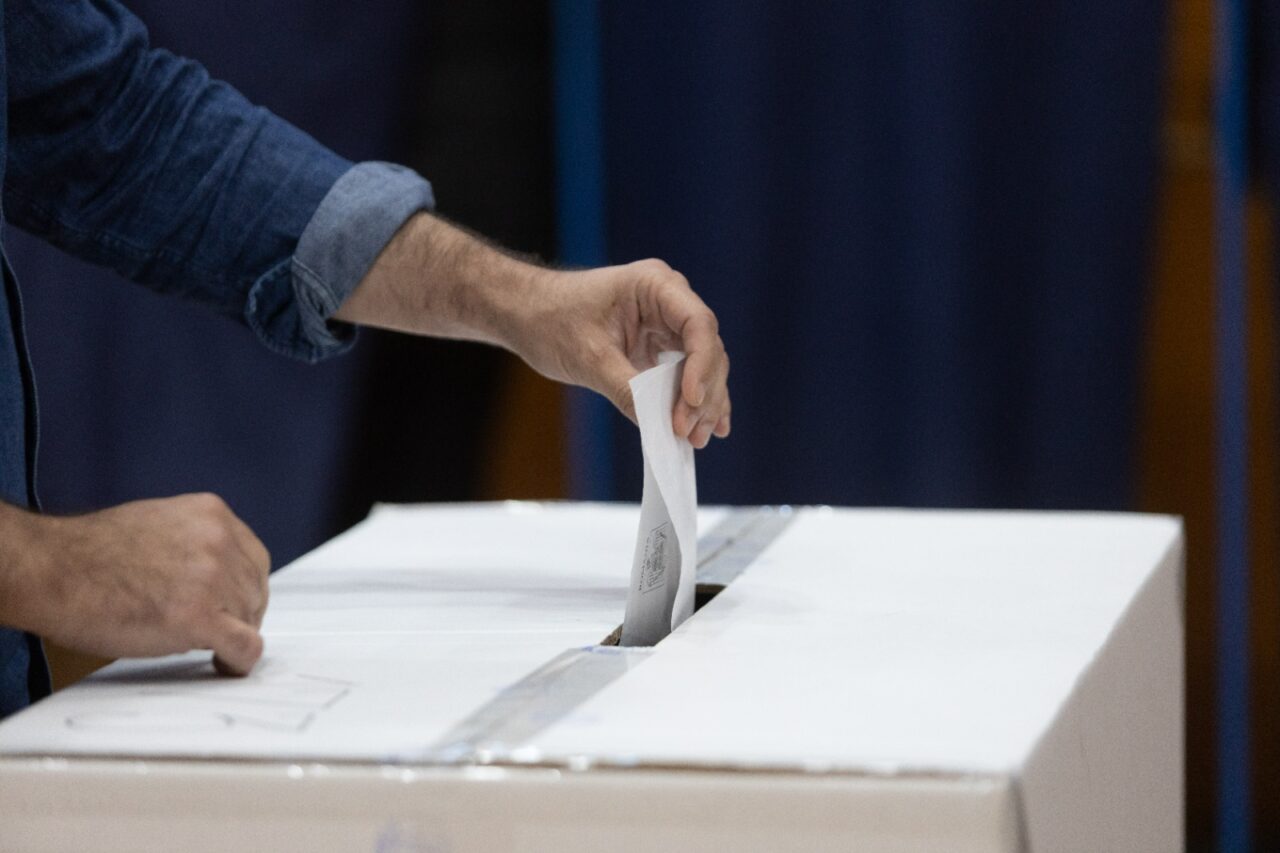 Fraudă electorală în Sectorul 1? Ar fi fost găsite mai multe BULETINE de vot gata ștampilate / Poliția face anchetă
