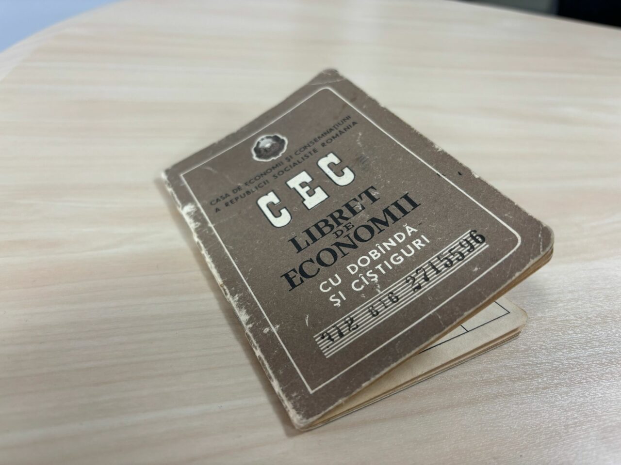 Câți bani pot primi românii care mai au lei pe LIBRETELE de economii CEC de dinainte de 1990? Ce spune legea