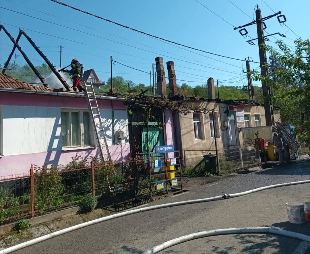 INCENDIU puternic în Mehedinți. Secția de votare a luat foc înainte de alegeri. Anunțul oficialilor prefecturii după incident