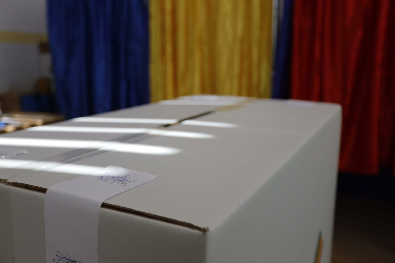 Se numără voturile pentru turul 1. George Simion, Crin Antonescu și Nicușor Dan pe primele locuri în rezultatele parțiale ale AEP