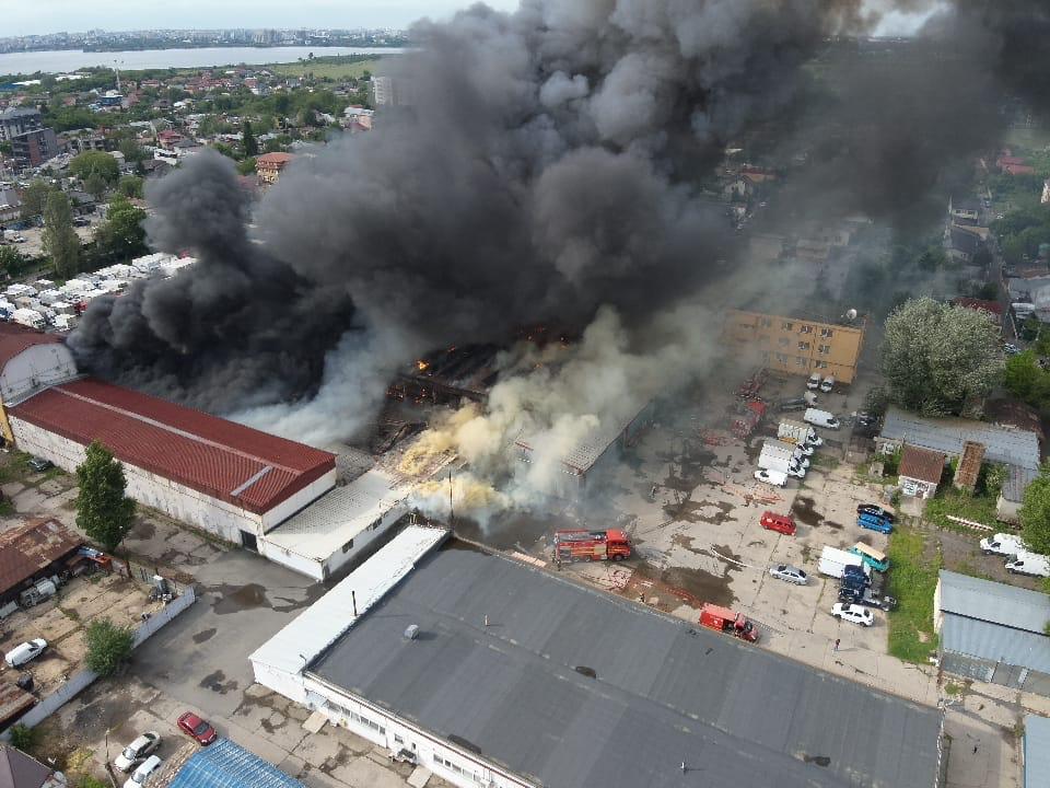 INCENDIU puternic la un depozit din București. Peste 20 de autospeciale la fața locului. ISU: „Solicităm locatarilor închiderea ușilor și ferestrelor”