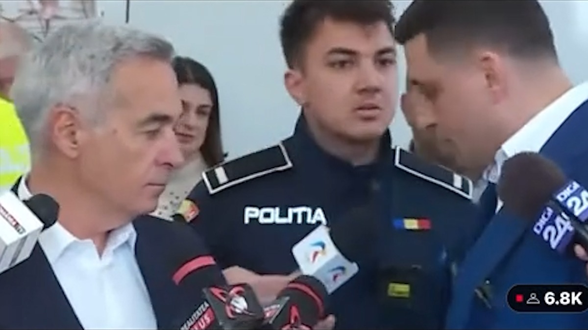 Momentul în care Călin Georgescu și George Simion sunt scoși din secția de vot de polițiști/ „Nu e foarte frumos ce-ați făcut!”