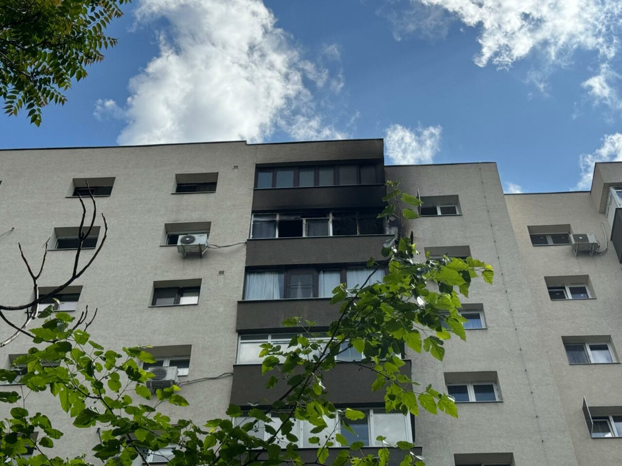 INCENDIU într-un apartament în București. 27 de persoane au fost evacuate, dintre care trei au ajuns la spital