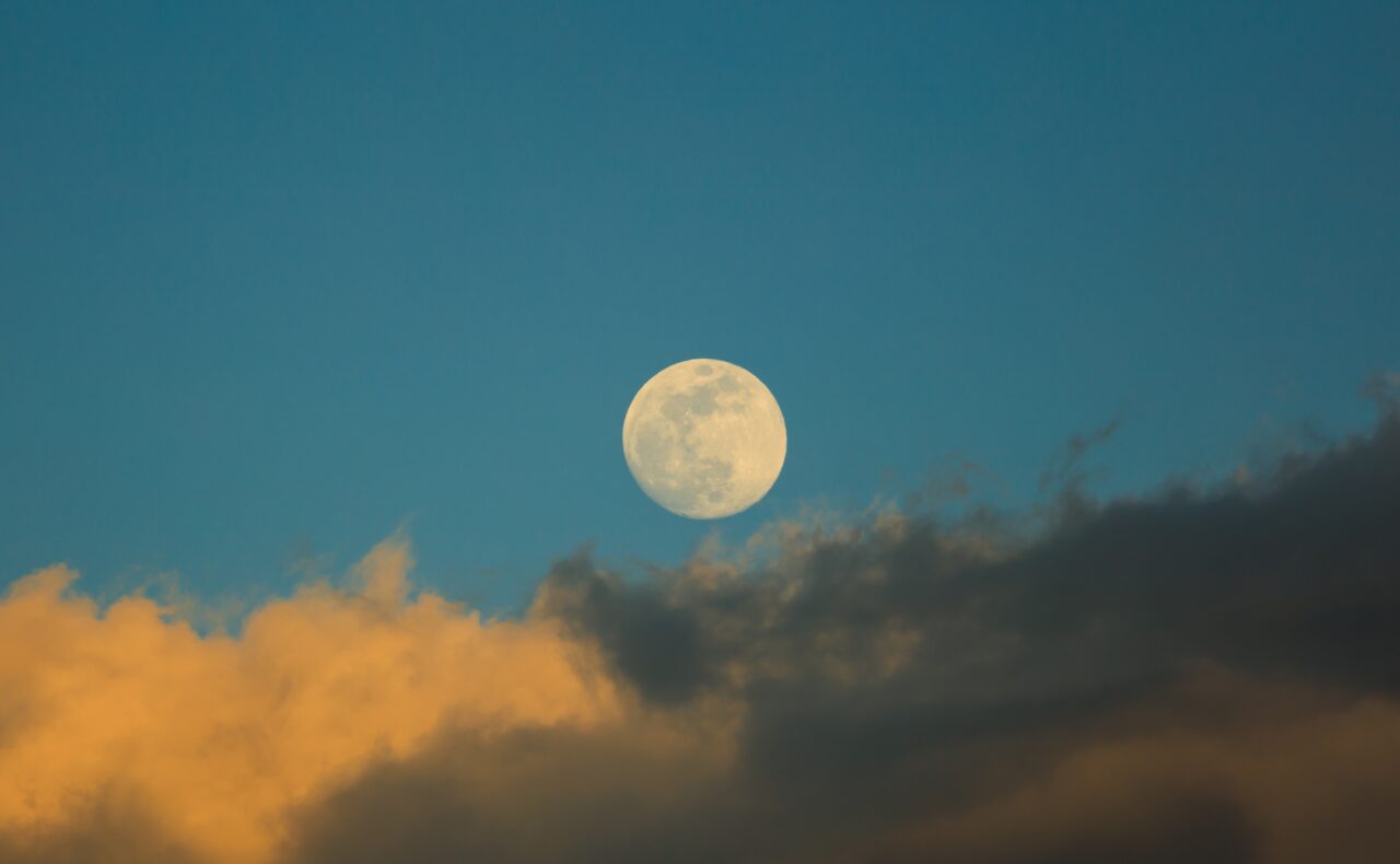 Ce este „Luna Florilor”, fenomenul astronomic, ce marchează sfârșitul primăverii