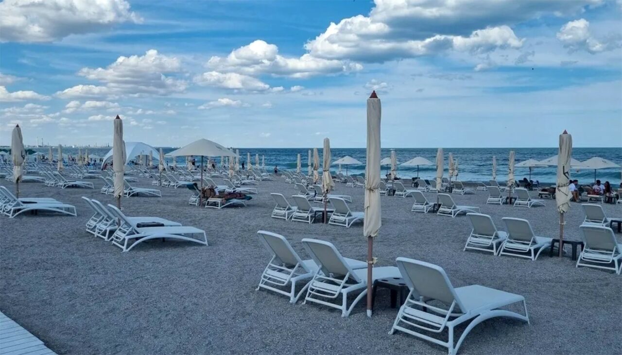 Cât costă să închiriezi un ȘEZLONG pe plajele din Mamaia Nord acum. Și încă nu a început sezonul!