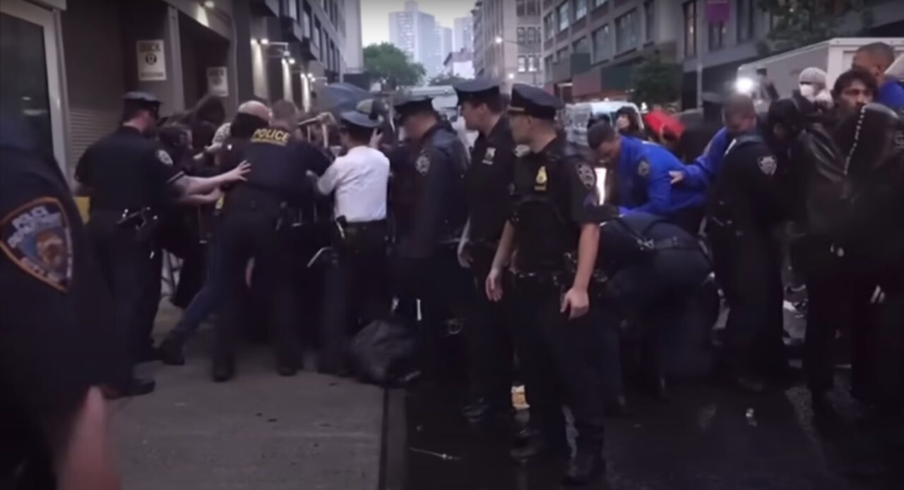 Protestele violente din Los Angeles au ajuns pe Coasta de Est. Manifestație la NEW YORK cu mii de participanți