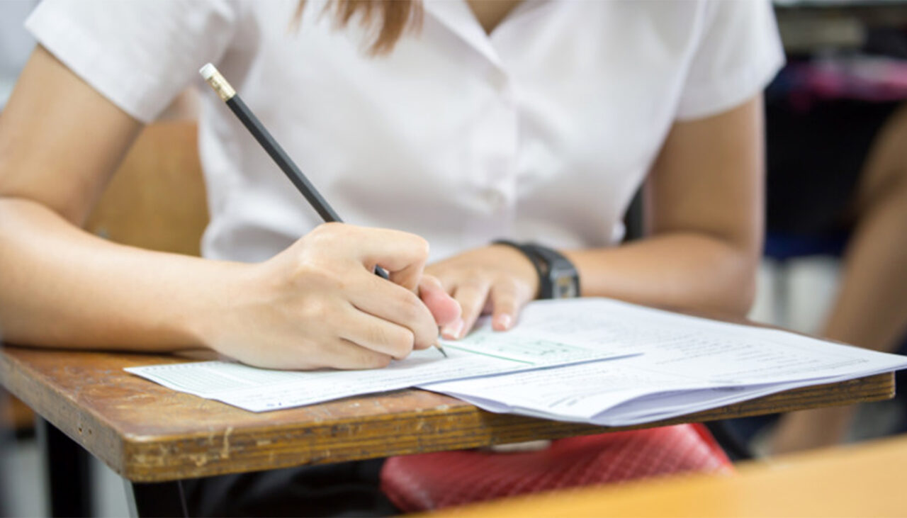 Rezultate Bacalaureat 2025. Rata de PROMOVARE este de 74,3%, mai scăzută decât anul trecut. 23 de candidați au obținut media 10 la probele scrise
