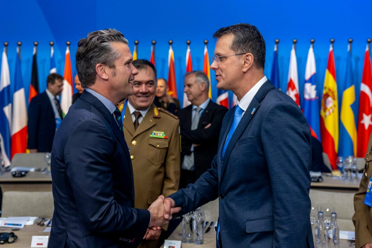 Ionuț Moșteanu – Pete Hegseth, la Summitul NATO: „L-am invitat în România” / România s-a angajat să aloce 5% din PIB pentru apărare până în 2035