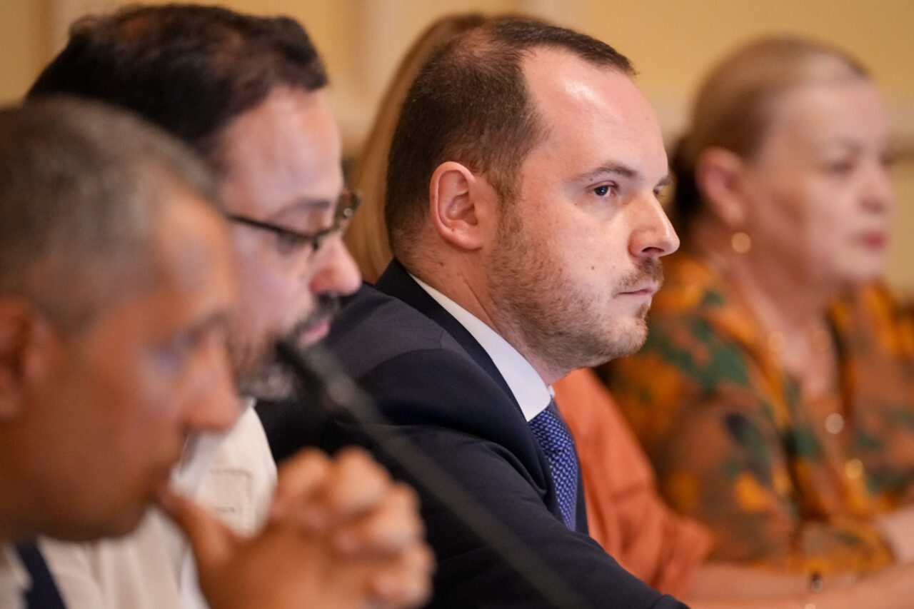 Alexandru Rogobete infirmă lipsa de ser fiziologic în spitale: „Stoc de 5 milioane de flacoane” / Oficialul va trimite Corpul de Control la Brașov