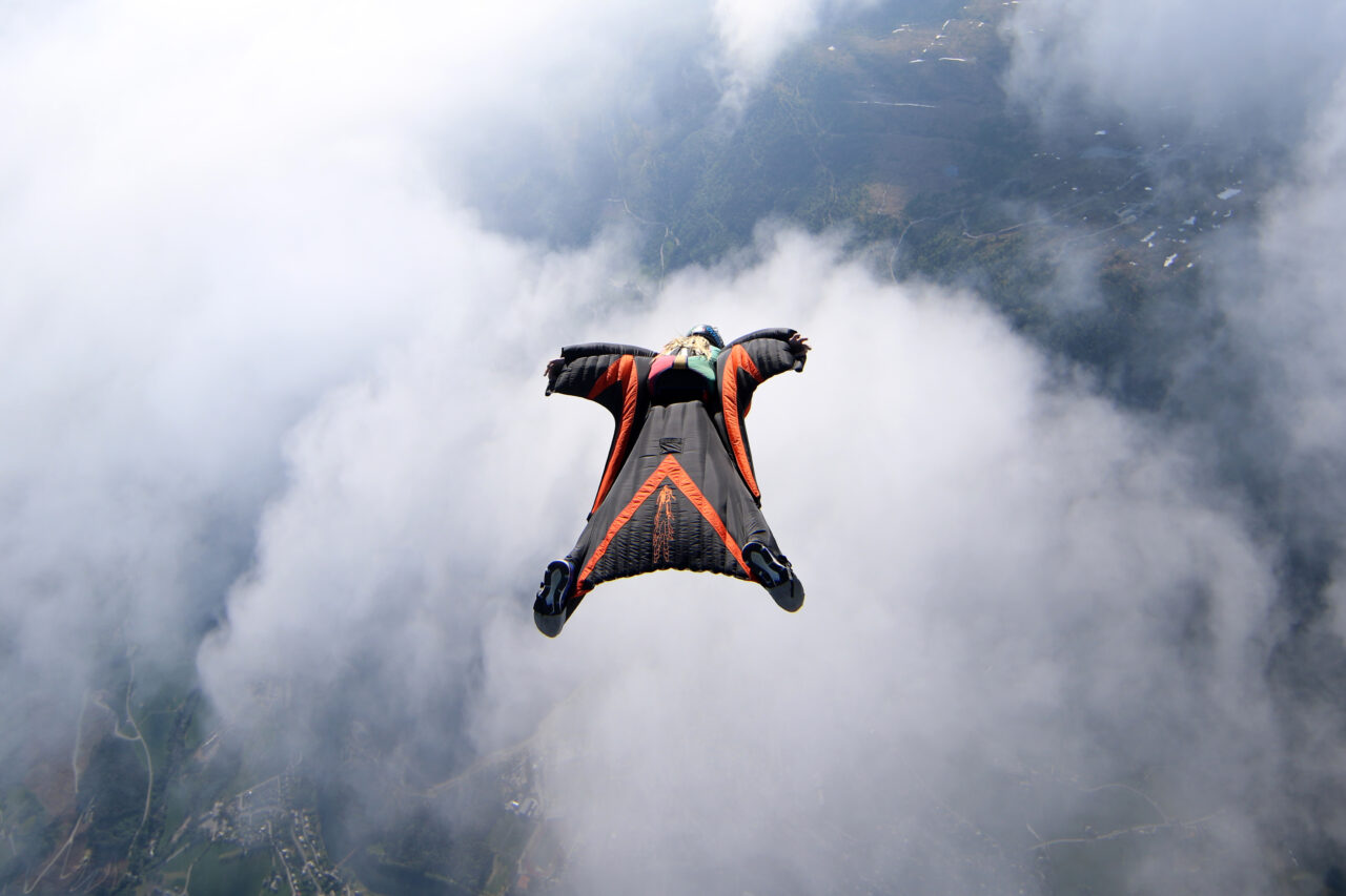 A murit campionul britanic Liam Byrne, după ce a decolat de la 2.400 metri. Era unul dintre cei mai experimentați zburători de wingsuit