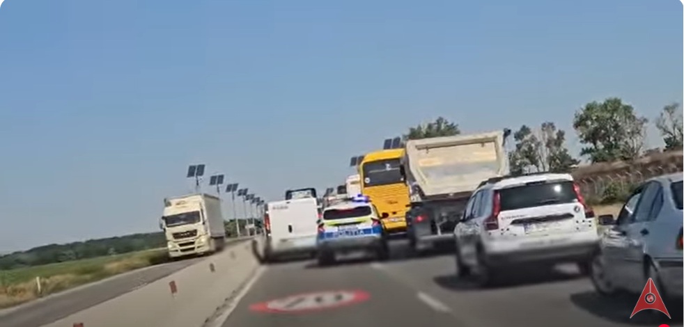 ACCIDENT grav la Mihail Kogălniceanu din Constanța. O mașină de poliție implicată în coliziunea cu alte autoturisme / A intervenit și un echipaj SMURD