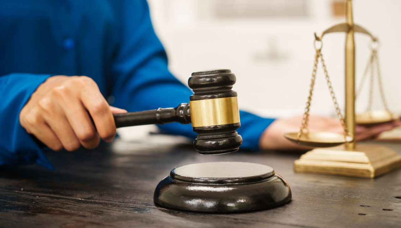 Primar, CONDAMNAT după gratii, într-un dosar ce vizează moartea unui pădurar, în timpul unei partide de vânătoare ilegală