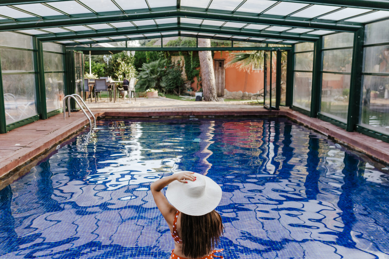 Piscinele nu mai sunt un moft, ci o necesitate, în hotelurile din țară. Locul care găzduiește un bazin suspendat de 400m2