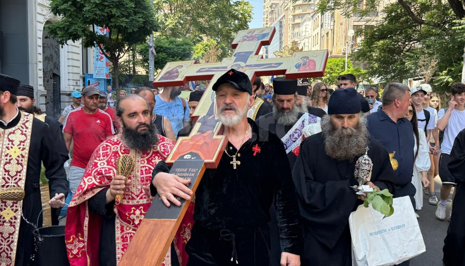 Gigi Becali, cu crucea pe umăr, a mers să „sfințească” Piața Victoriei: „Contramanifestație față de marșul LGBT Bucharest Pride”