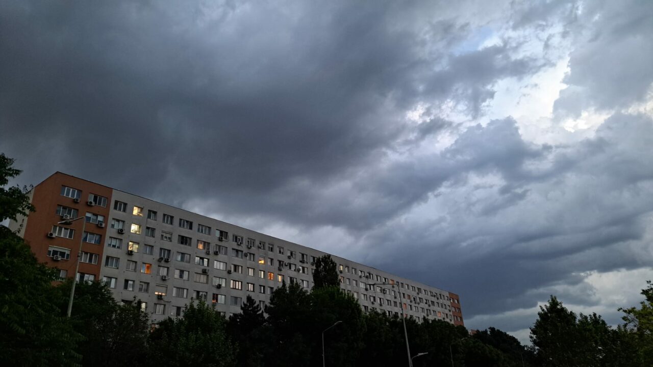 Cod portocaliu de furtuni și averse în 12 județe și cod galben de vreme INSTABILĂ în jumătate din țară. Cum va fi vremea în București