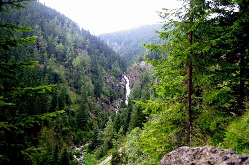 LOCUL ascuns din centrul României, care este o adevărată legendă situată între stânci înalte și ape cristaline