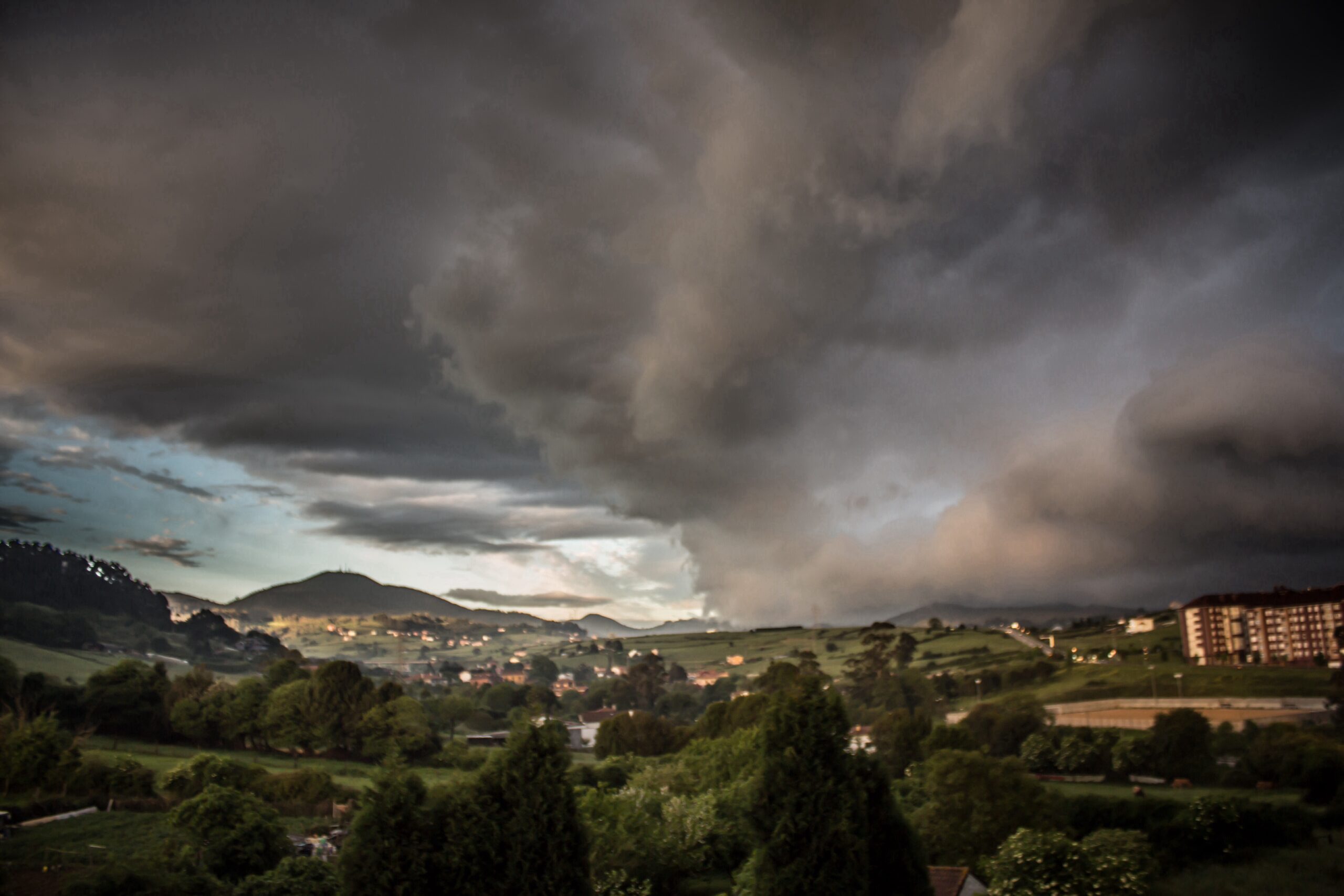 Avertizări meteorologice: Furtuni și grindină în București și împrejurimi