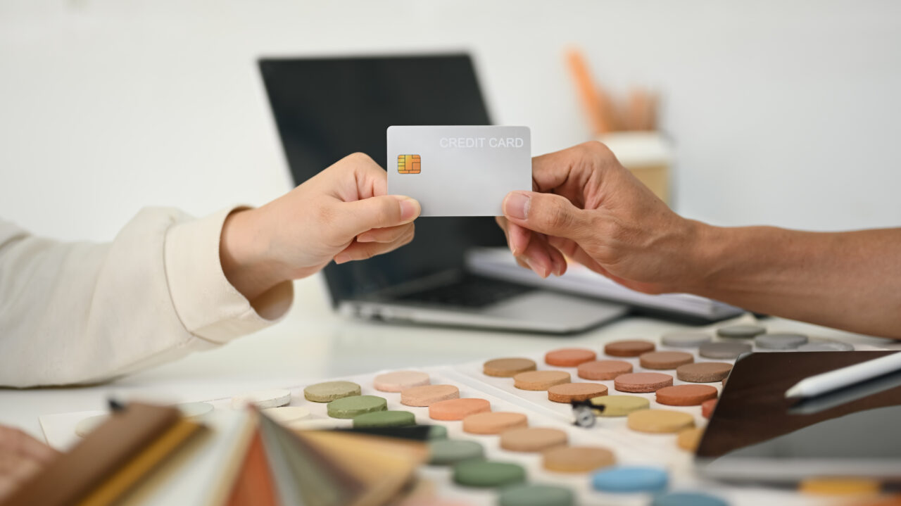 Câți bani vor plăti persoanele care scot 2.000 de lei de la bancomat, dacă se aplică taxa universală pentru tranzacțiile cu cardul