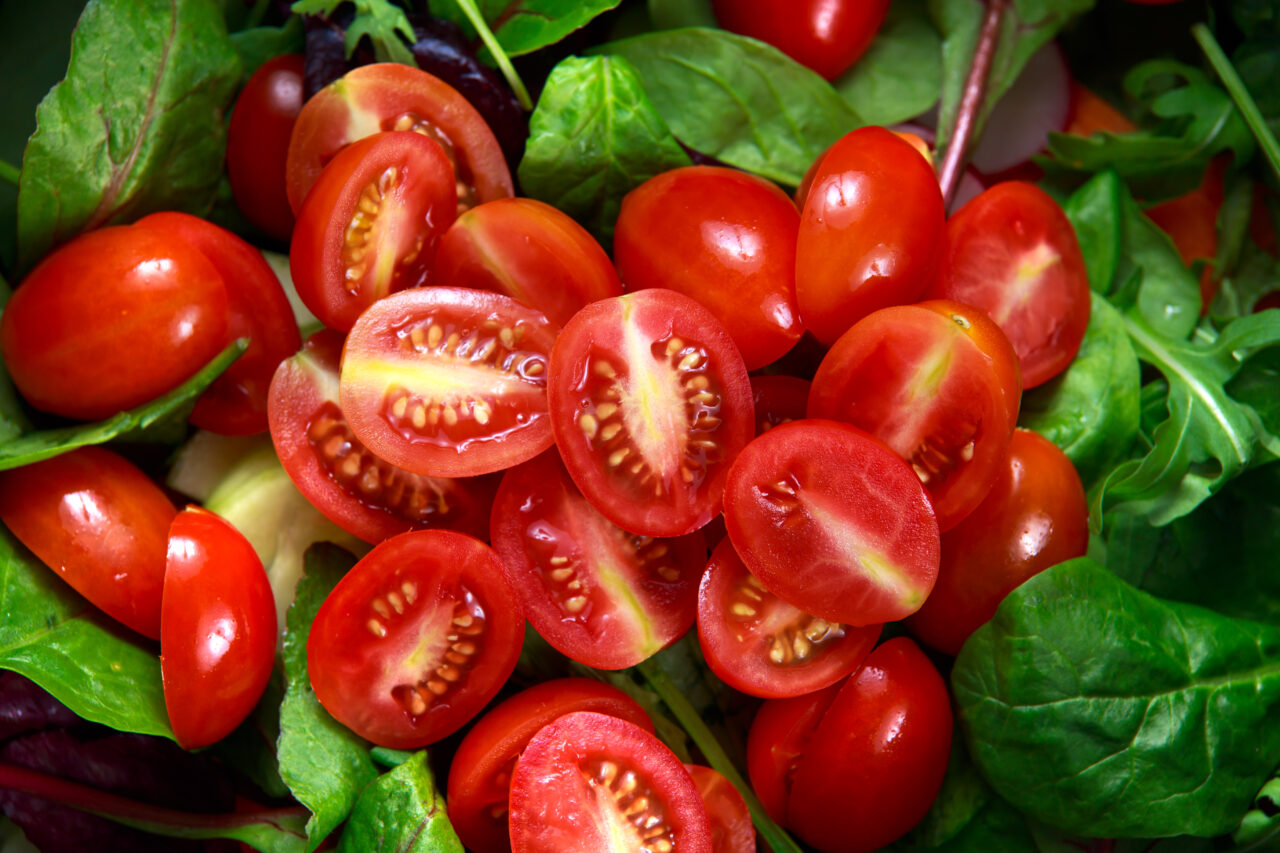 Cum să prepari o salată de roșii sănătoasă și gustoasă. Ce să adaugi pentru o aromă fresh, potrivit regretatului Radu Anton Roman