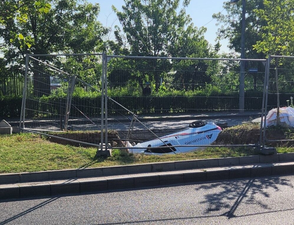 Un șofer din București a plonjat cu duba într-o groapă de schimbat țevi din Sectorul 2