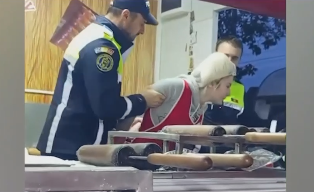 O femeie care frământa cozonaci ungurești a fost ÎNCĂTUȘATĂ de polițiștii cărora a refuzat să le dea kurtos gratis