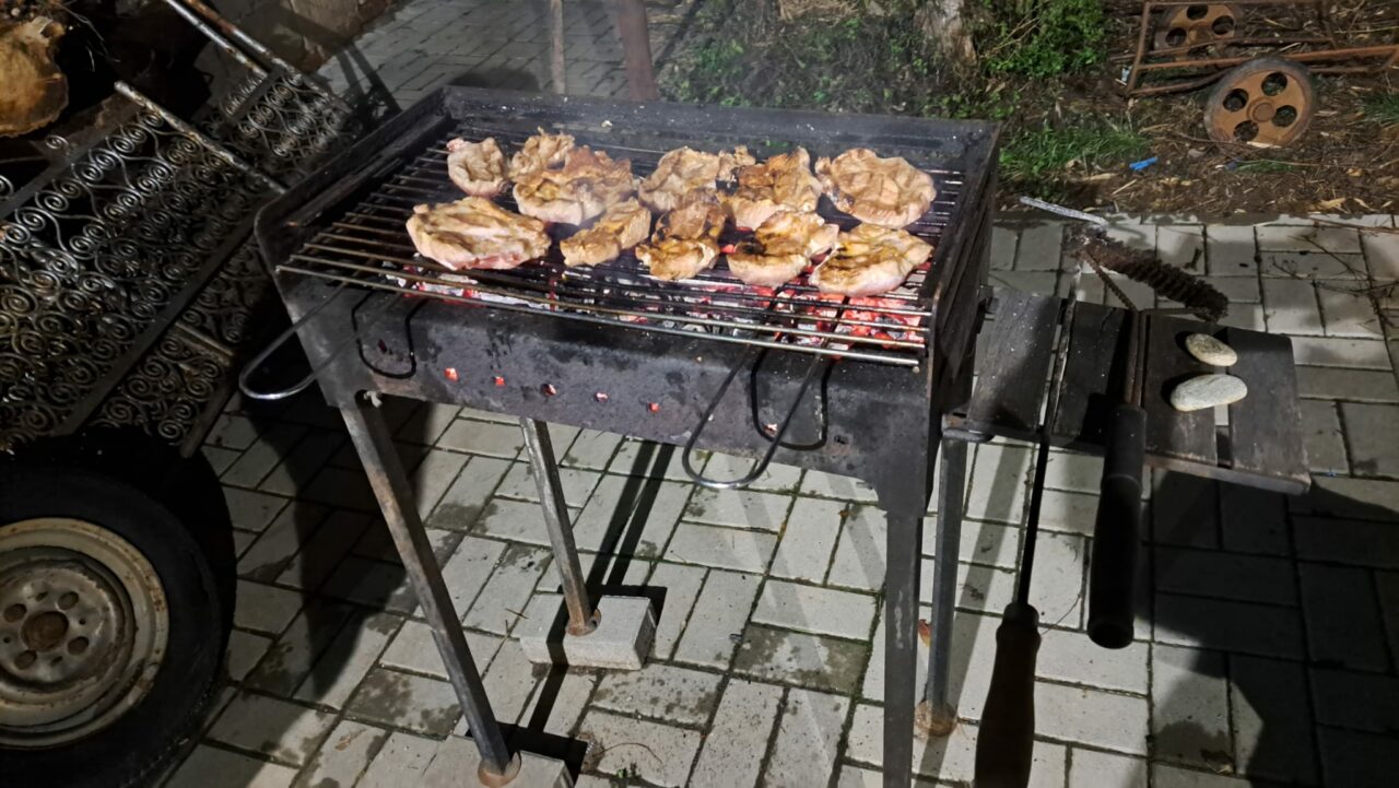 Care este cel mai bun LEMN pentru grătar. Trebuie să fie de esență tare, pentru o ardere uniformă și căldură constantă