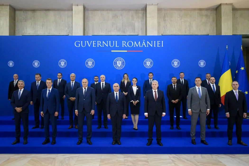 ANALIZĂ POLITICO: Botezul focului pentru noul guvern al României. Ce RISCURI implică măsurile de reducere a celui mai mare deficit bugetar din UE