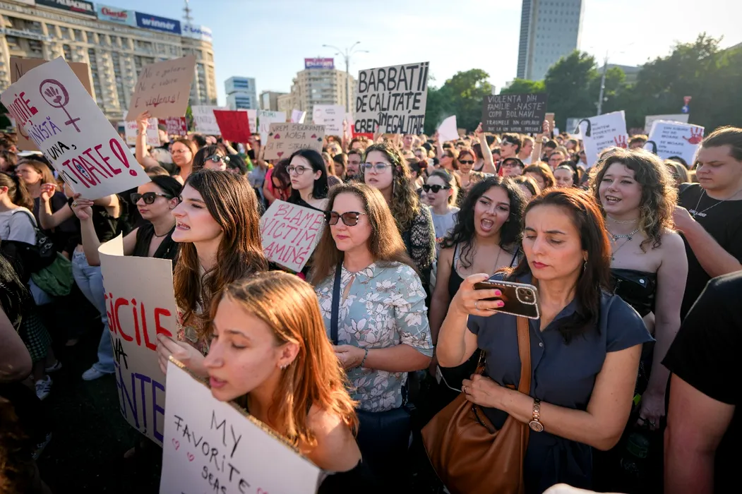 Un bărbat a AGRESAT o tânără în timpul protestului împotriva violenţei asupra femeilor:”M-am temut că o să mă lovească”