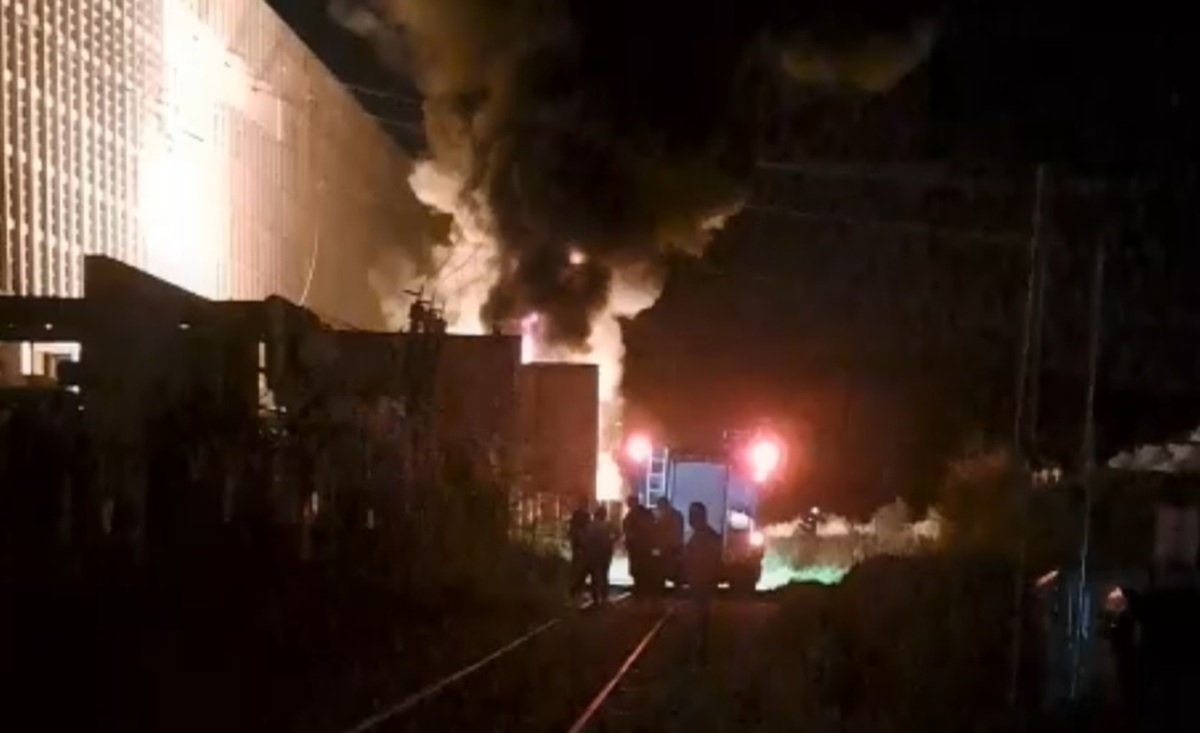 INCENDIU violent la termocentrala Mintia, după ce un transformator a luat foc. 40 de echipaje ISU au intervenit la fața locului