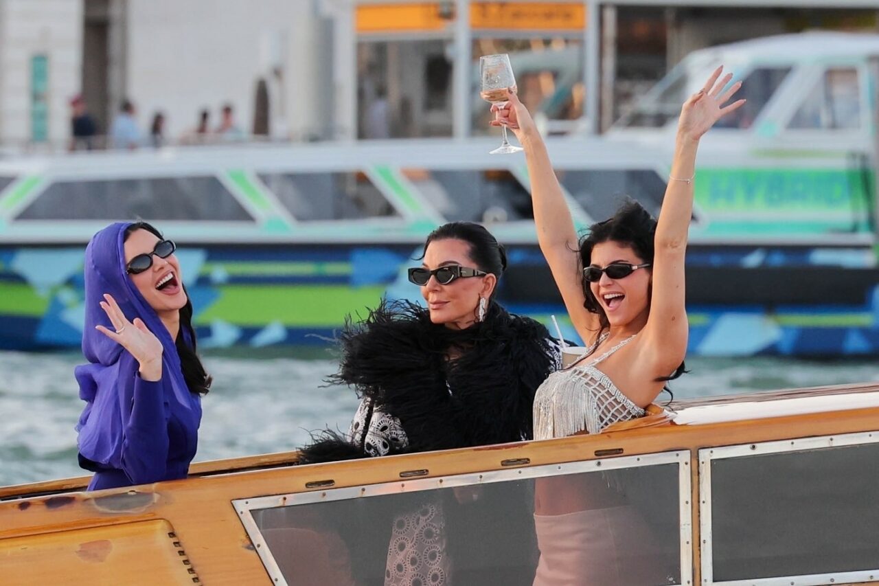 Nunta lui Jeff Bezos s-a încheiat cu o „petrecere în PIJAMALE”. Ce ținute au purtat Kim Kardashian, Oprah și Bill Gates