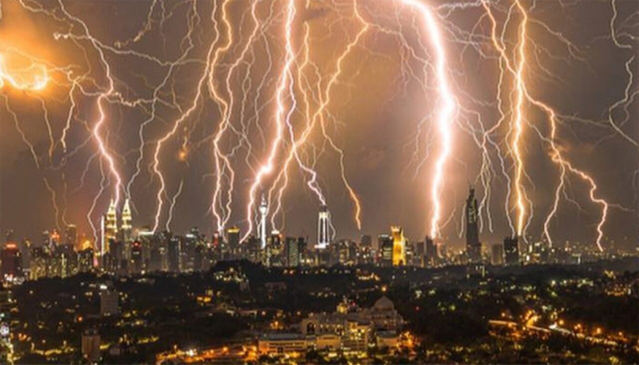 Meteorologii BBC Weather anunță val de furtuni electrice în București și în celelalte orașe din România