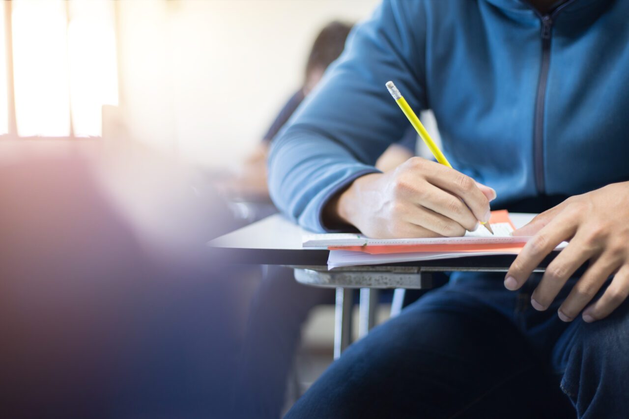 Metoda ingenioasă la care a apelat un elev pentru a trișa la BAC. Cum a ajuns să trimită subiectele în exterior, de fapt