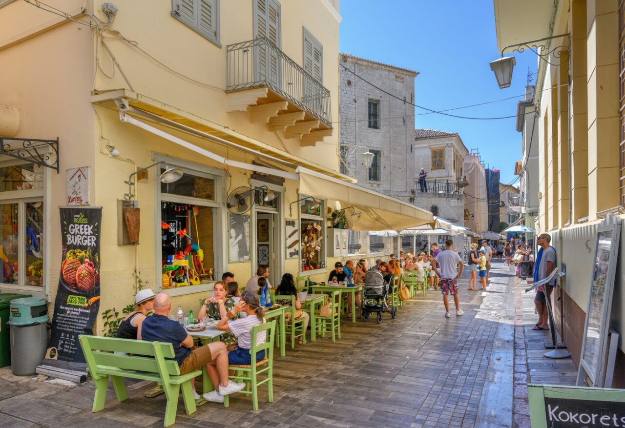 Orașul european în care turiștii cu un BUGET modest pot să găsească mâncare bună, străduțe romantice, priveliști spre mare și plaje superbe