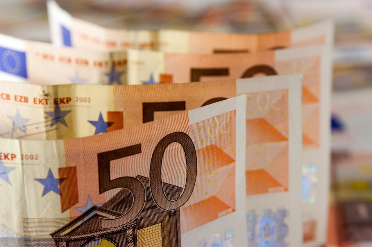 Peste 800 de bancnote FALSE de 50 de dolari, descoperite la casele de schimb din România: „Au anumite elemente asemănătoare celor de siguranță”