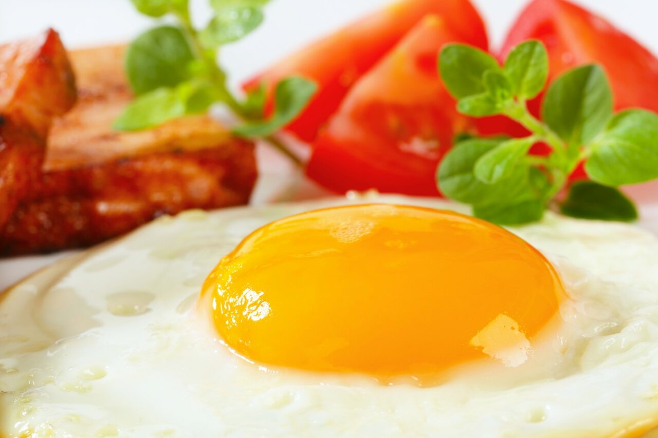Ingredientul secret care transformă OUĂLE prăjite într-un mic-dejun gourmet. Ce să adaugi în tigaie