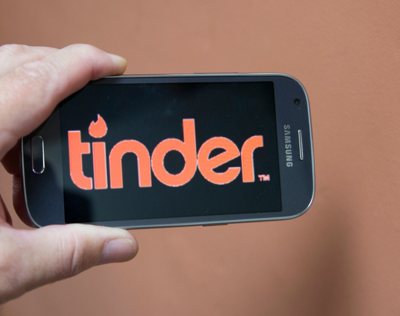 O nouă opțiune pe aplicația Tinder generează discuții aprinse: „Tinder a declarat război bărbaților scunzi”