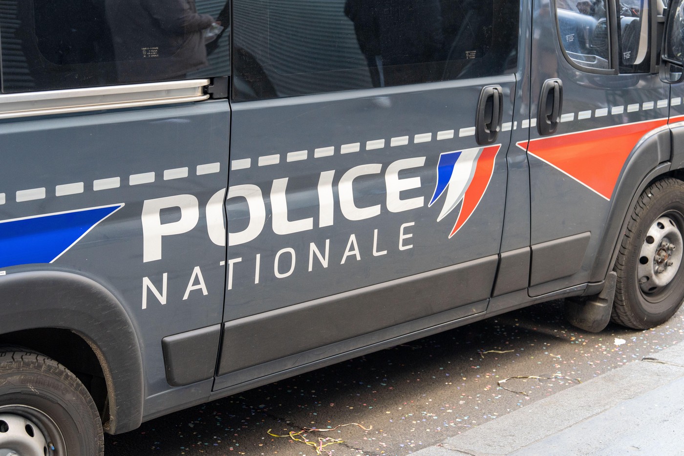 Doi &#537;oferi rom&acirc;ni au primit AMENZI de 39 de milioane de euro, &icirc;n Fran&#539;a. Ce prevede o nou&#259; lege pe care au &icirc;nc&#259;lcat-o b&#259;rba&#539;ii