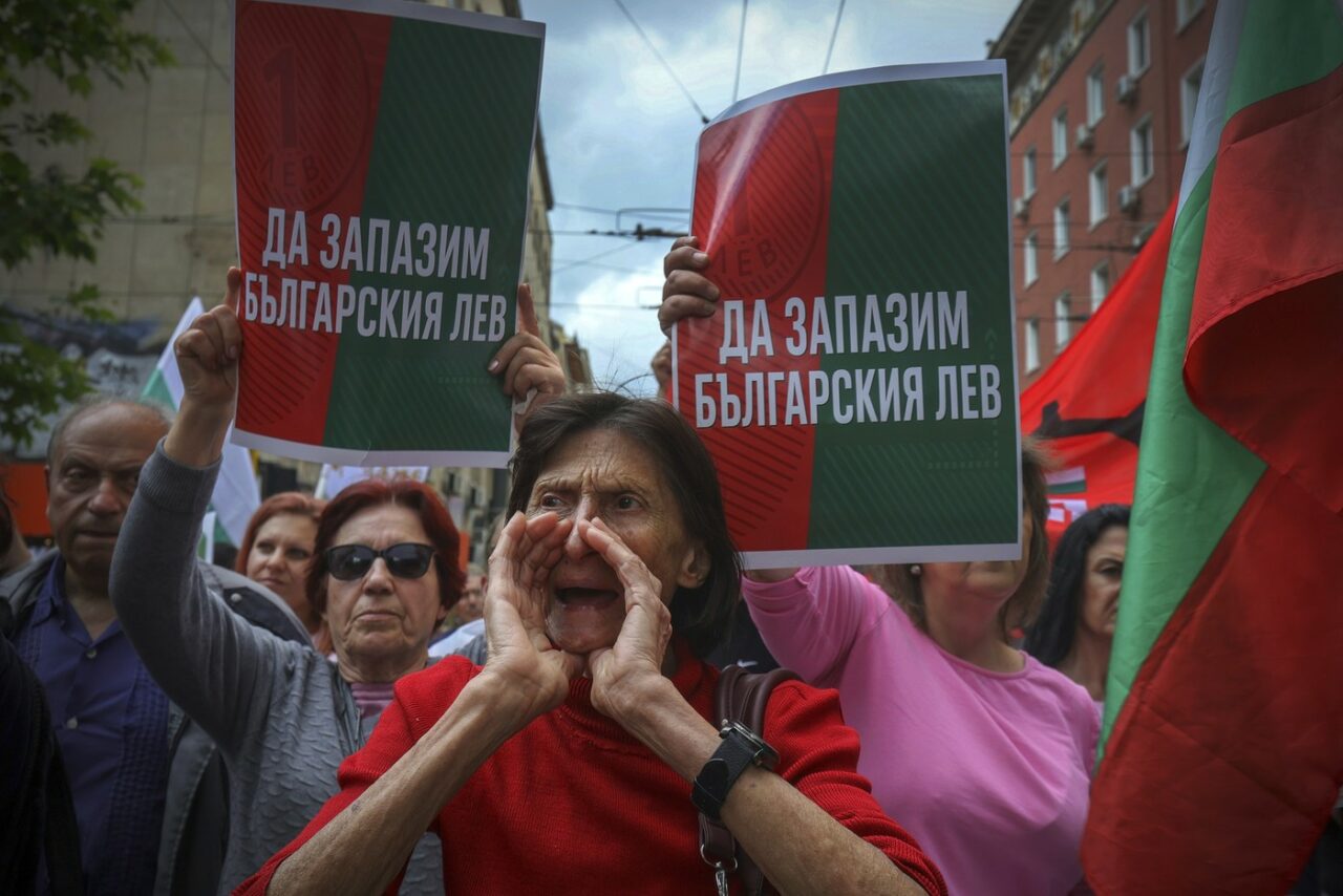 Bulgaria: Campaniile de DEZINFORMARE alimentează opoziția populației față de trecerea la euro. Concluziile analizei UE, așteptate miercuri