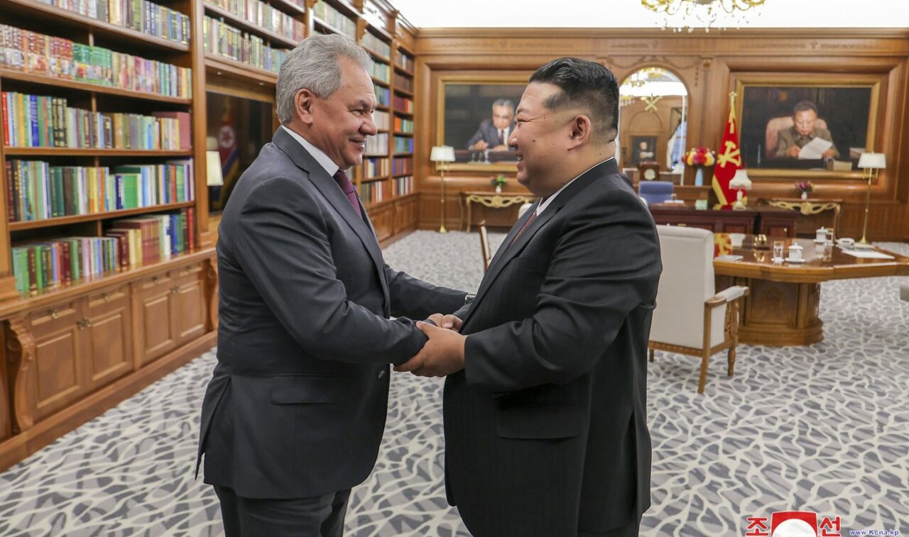Kim Jong-Un acordă „sprijin necondiționat” Rusiei în RĂZBOIUL din Ucraina/ Phenianul devine unul dintre principalii aliați ai Moscovei