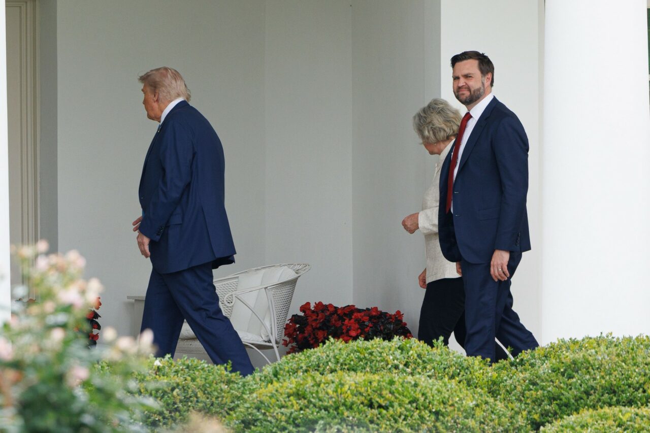 Trump cere Iranului „PREDAREA necondiționată” și afirmă că știe unde se ascunde liderul suprem /Vance nu crede că Statele Unite vor intra în război