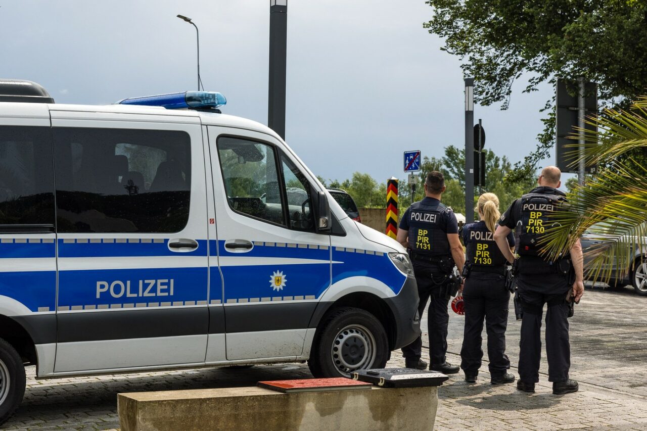 Autoritățile din Polonia au arestat un tânăr de 19 ani suspectat că plănuia un ATAC terorist/ Inculpatul era fascinat de „cei mai mari criminali”