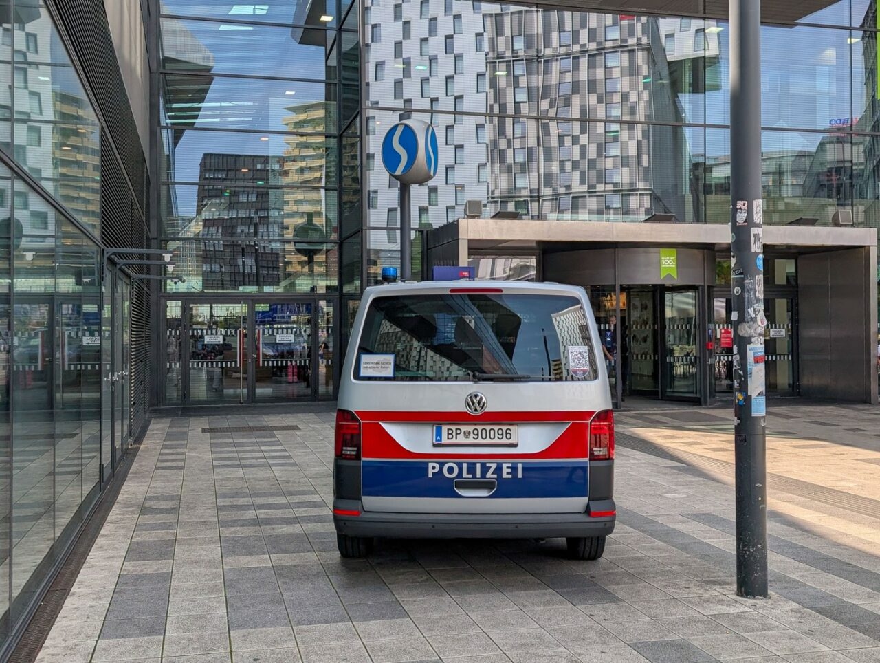 Doi dintre elevii răniți în cumplitul atac din Austria sunt ROMÂNI. Unul dintre ei a fost transportat la spital în stare critică