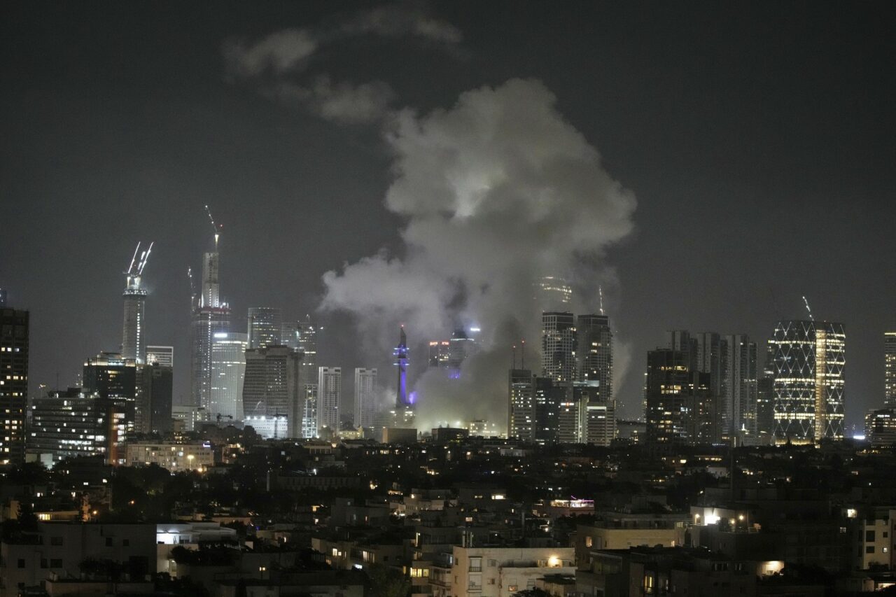 VIDEO | Iranul atacă Israelul cu RACHETE balistice ca ripostă la bombardamentele asupra instalațiilor nucleare /Un mort și zeci de răniți