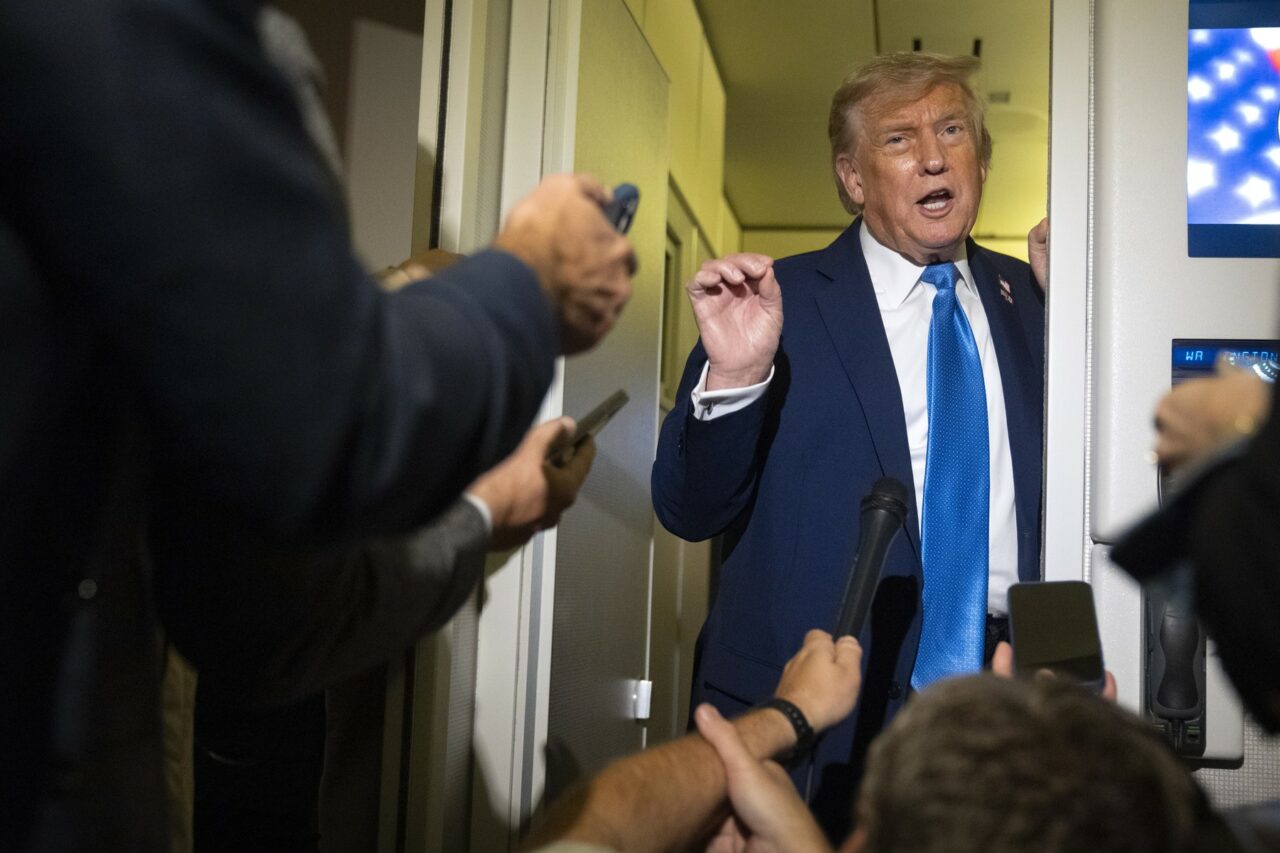 Trump nu vrea un simplu armistițiu între Iran și Israel, ci oprirea „TOTALĂ” a conflictului /Președintele SUA îndeamnă Teheranul să accepte negocieri