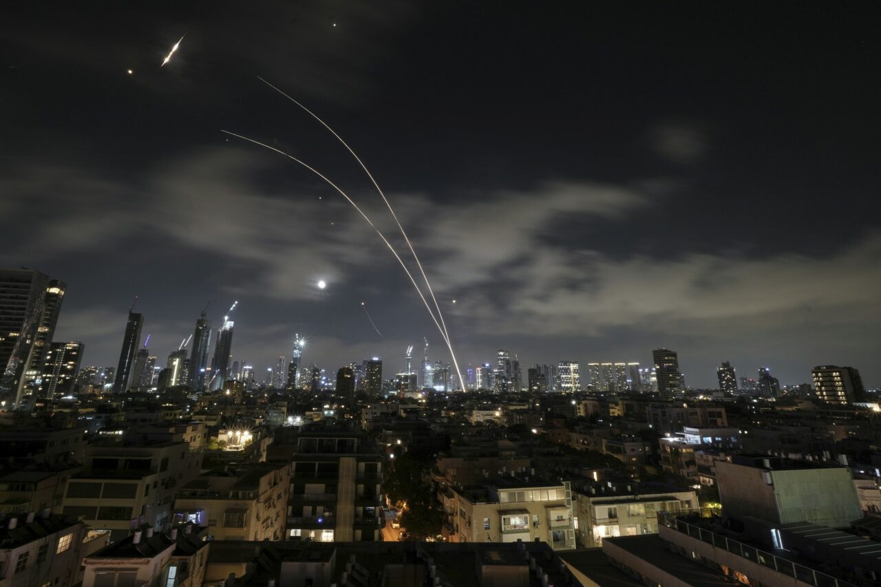 The Jerusalem Post: De ce RELAXEAZĂ armata israeliană restricțiile impuse civililor, după atacurile Iranului cu 1.000 de drone și 400 de rachete