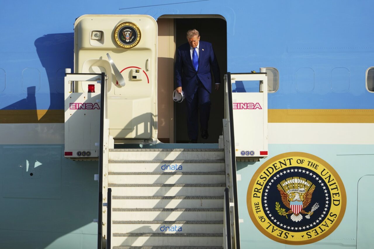 SUMMIT NATO | Trump întreține disputa privind fondurile pentru apărare /Liderul SUA compară bugetele alocate de țările membre, inclusiv de ROMÂNIA