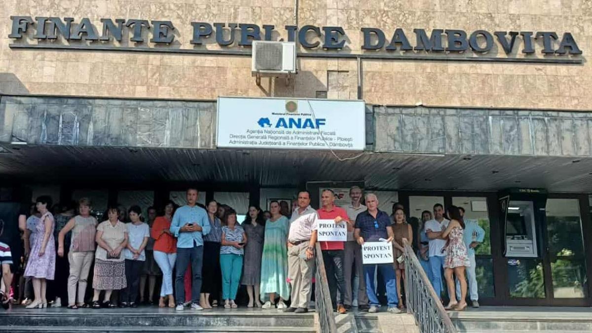 PROTESTE în România. Angajaţi ai Ministerului Finanţelor reclamă tăierea „inechitabilă” a sporurilor : ”Vrem egalitate/ nu austeritate!”