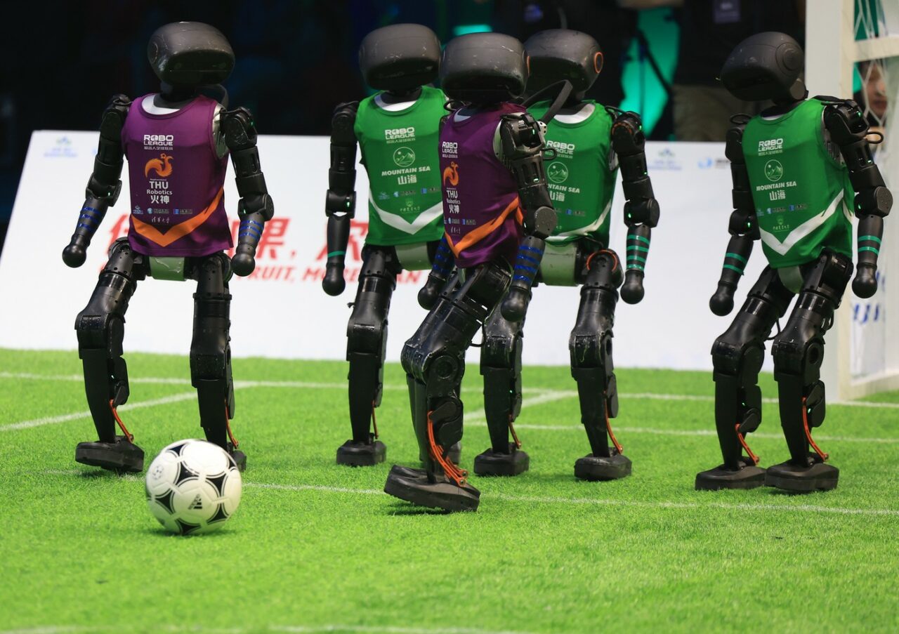 China a găzduit primul meci de fotbal cu roboți. Experți: Inteligența Artificială învață să mintă, să comploteze și să își amenințe creatorii