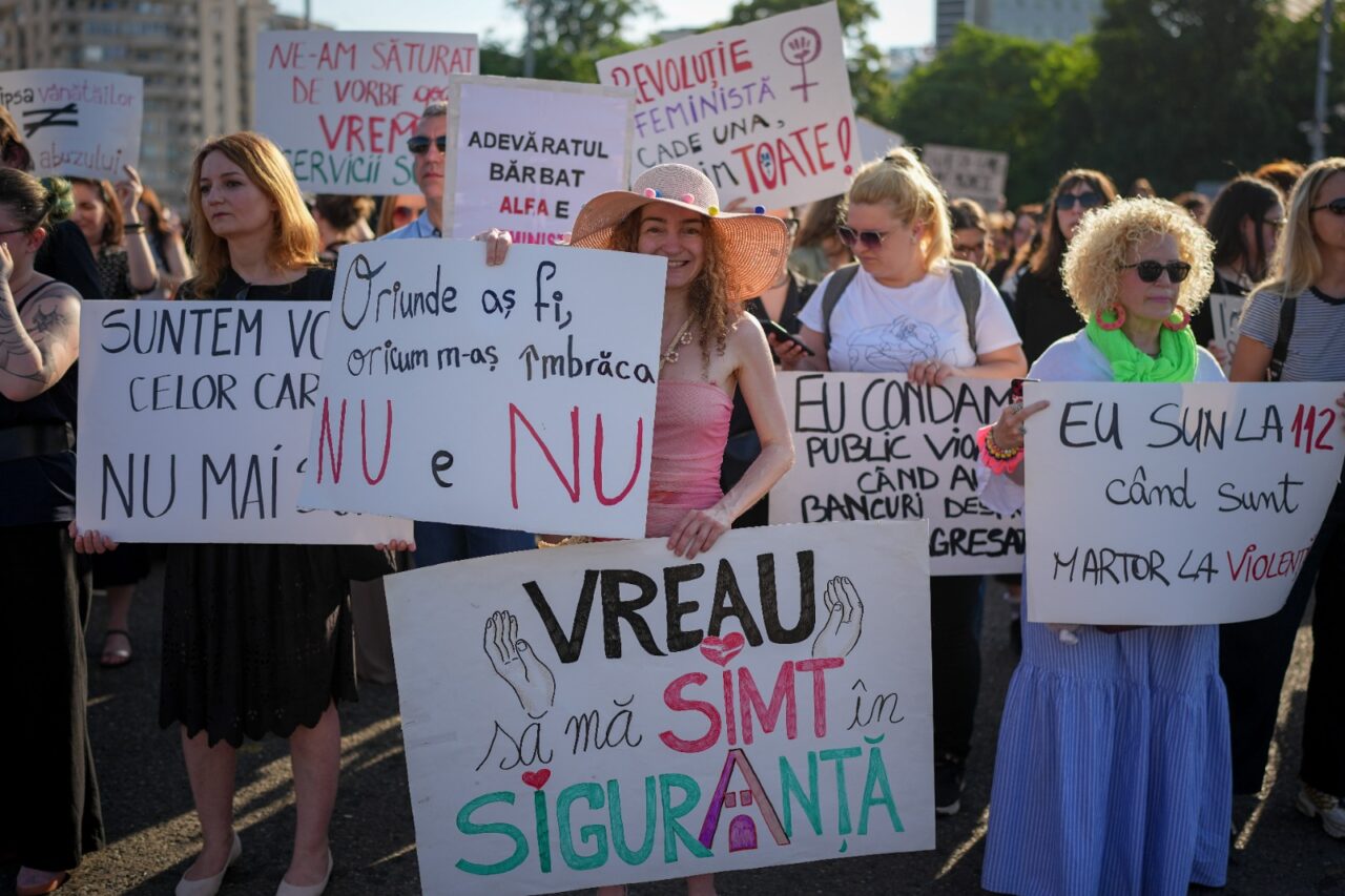 Protest în Piața Victoriei pentru protejarea femeilor, după cazul Teodorei Marcu. Aproximativ trei mii de persoane prezente