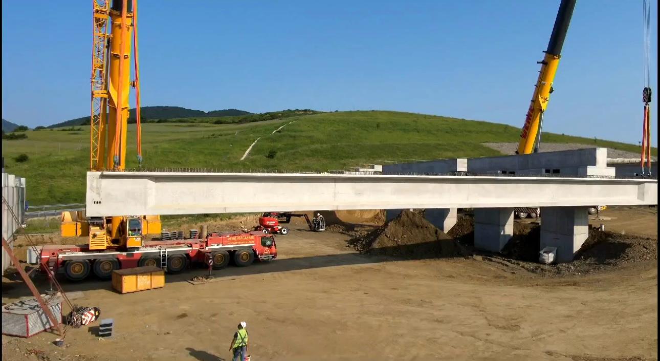 Imagini inedite de la montarea primei grinzi pe lotul 2 al AUTOSTRĂZII ...